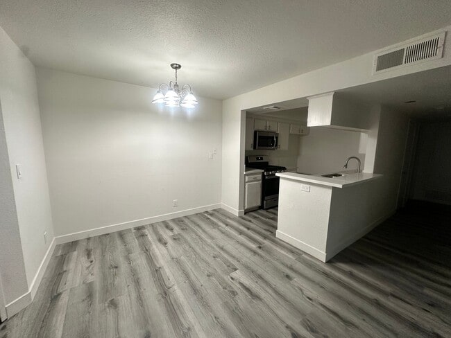 Photo - 15009 Moorpark St Unit 115
