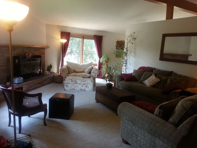 Photo - 3 Bd/2 Ba Spacious home on Sunnyside Hill!