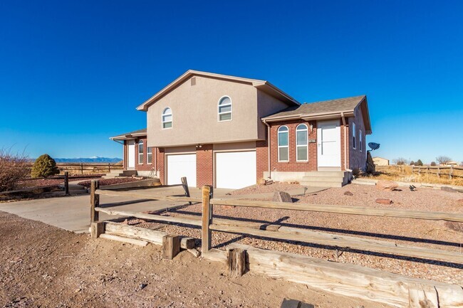 Building Photo - Pueblo West Duplex with garage, fenced yar... Rental