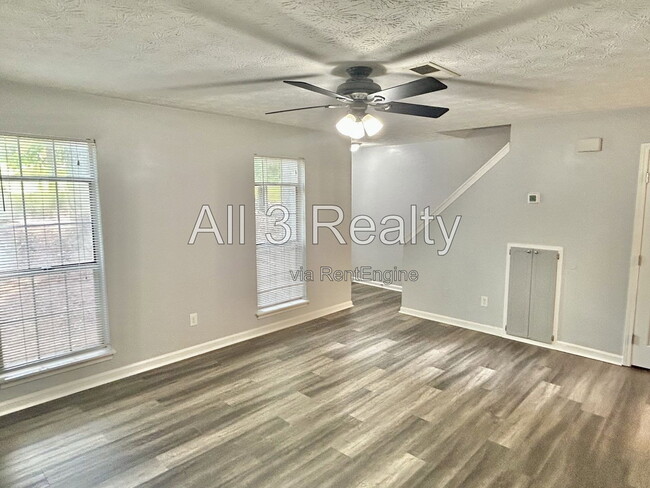 Photo - 2010 Oakwood Dr