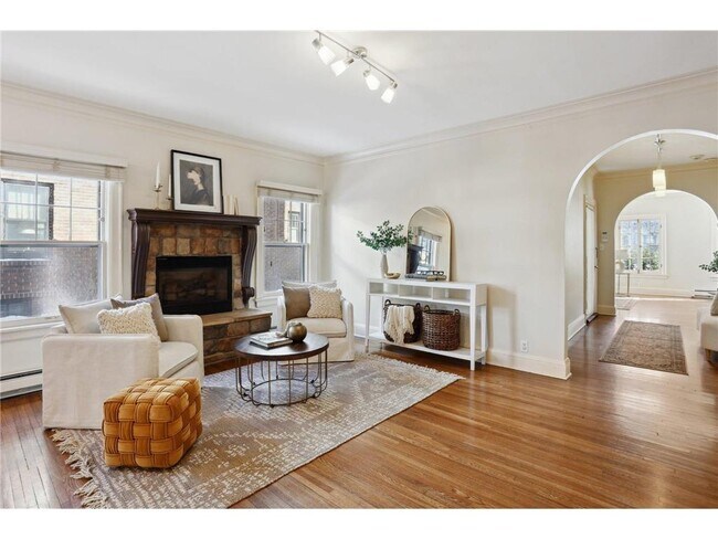 Photo - 1770 James Ave S