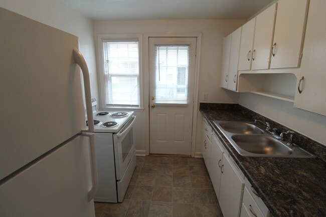 Photo - February FREE On This One Bedroom Duplex in North Kansas City
