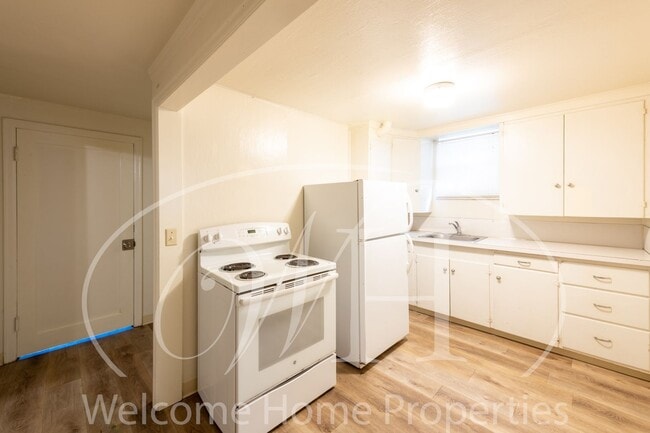 Building Photo - 228 SE 6th St Unit 228 SE 6th B