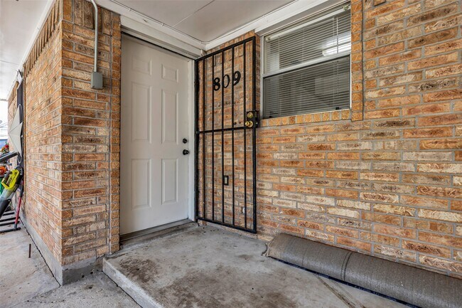 Photo - 809 Brooks St