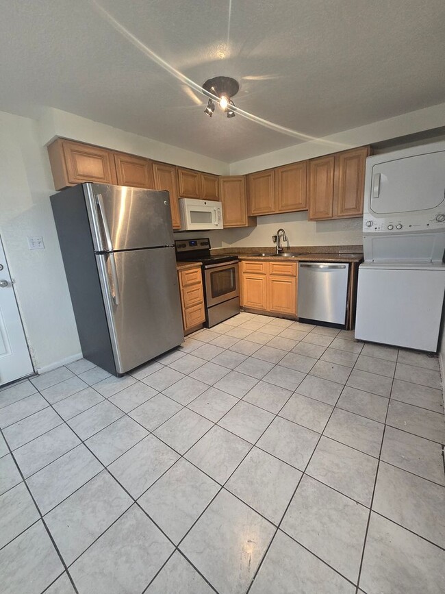 Photo - 3 Bed, 1 Bath Duplex Available Now in Aurora