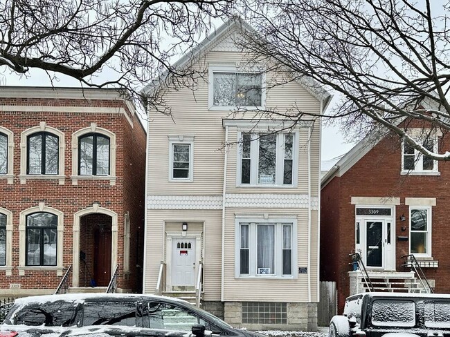 Building Photo - 3311 N Hoyne Ave Unit 3