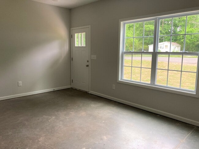 Photo - 805 Lynes St