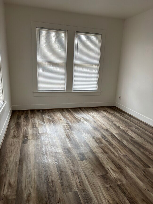 Bedroom - 304 W Chauncy St