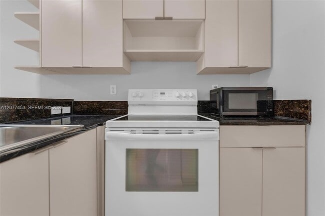 1421 SW 3rd St Unit 208