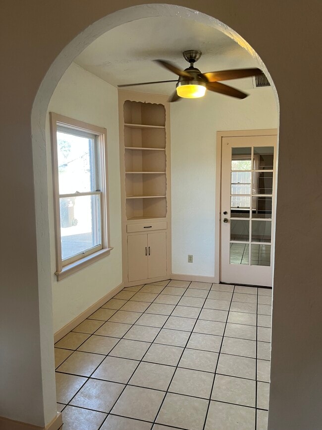 Comedor - 902 E Amelia Ave