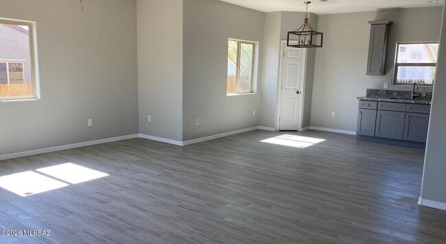Photo - 260 W 24th St