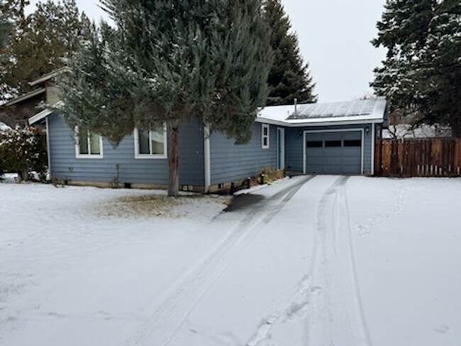 Charming 3 Bed/1 Bath Home in NE Bend - Fu... - Charming 3 Bed/1 Bath Home in NE Bend - Fu...