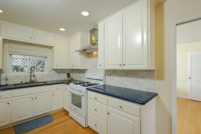 Photo - 1045 Adella Ave