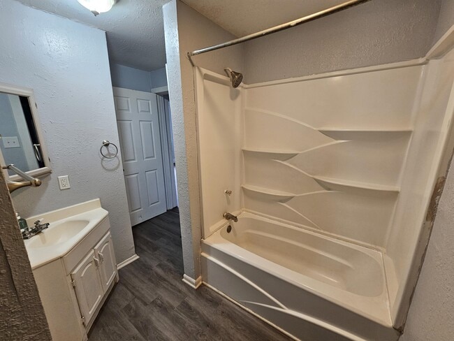 Photo - 912 W 3rd St