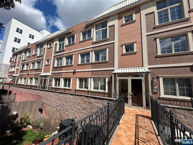 Building Photo - 124 68th St Unit 205