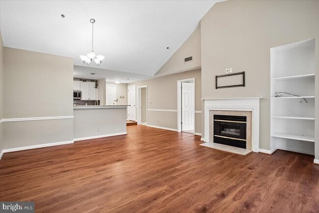 Building Photo - 1100 Quaker Hill Dr Unit 427