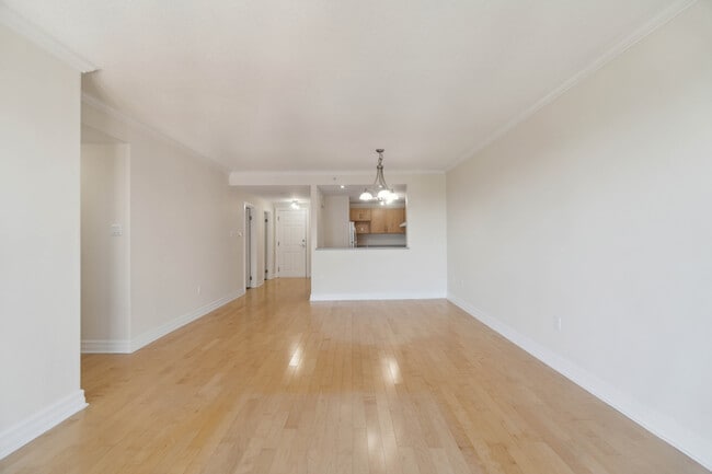 Photo - WELCOME TO THE SUMMIT - ONE BEDROOM PLUS DEN APARTMENT AVAILABLE Unité 1101