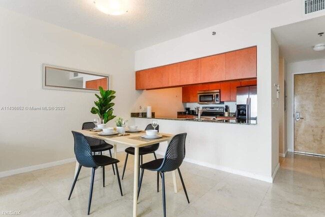 Photo - 1 br, 1 bath Condo - 1200 Brickell Bay Dr ...