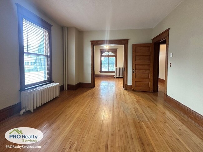 Building Photo - Charming 2 Bedroom Apartment in Northeast ... Unit 01