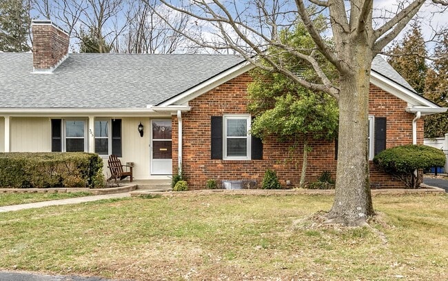 Photo - 305 Lakeshore Dr