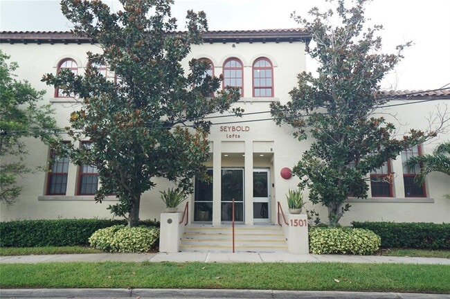 Building Photo - 1501 W Horatio St Unit 111