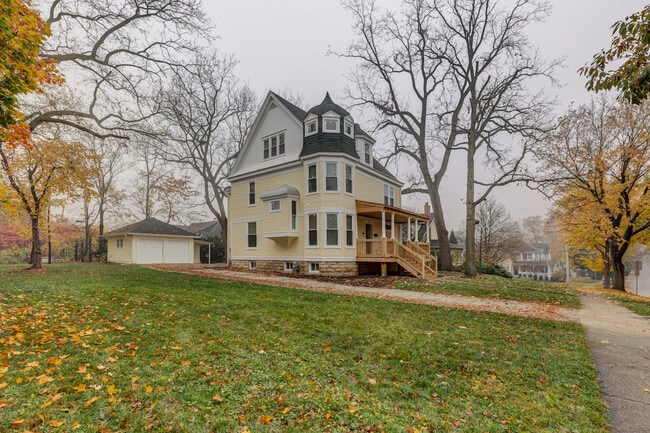 Building Photo - 5241 Lyman Ave