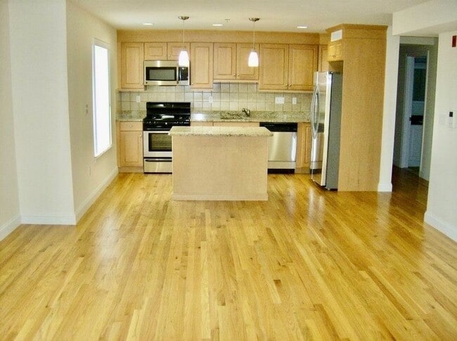 Building Photo - 24 Arsenal St Unit 41