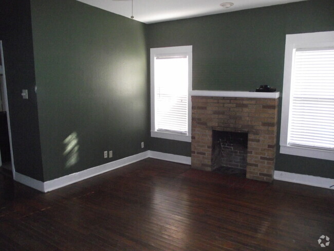 Building Photo - 4 bed/ 2 bath -503 W. Sycamore - EXCELLENT... Rental