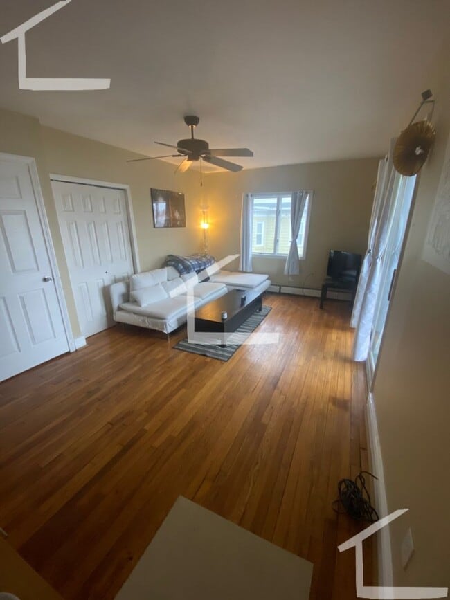 Photo - Nicely renovated 3 bed near the Green and ...