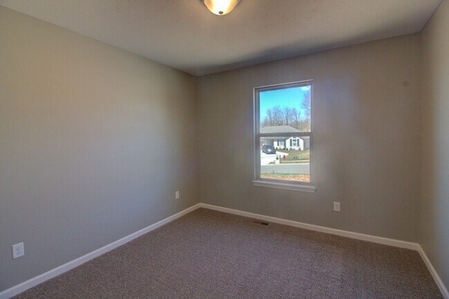 Building Photo - 3 Car Garage in Nixa! Rental