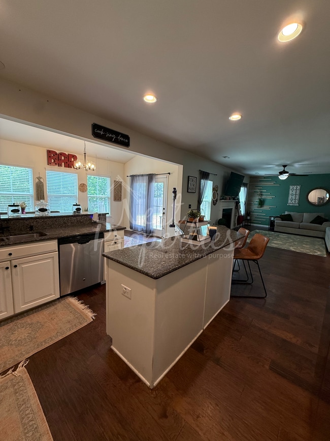 Photo - 594 Newton Rd