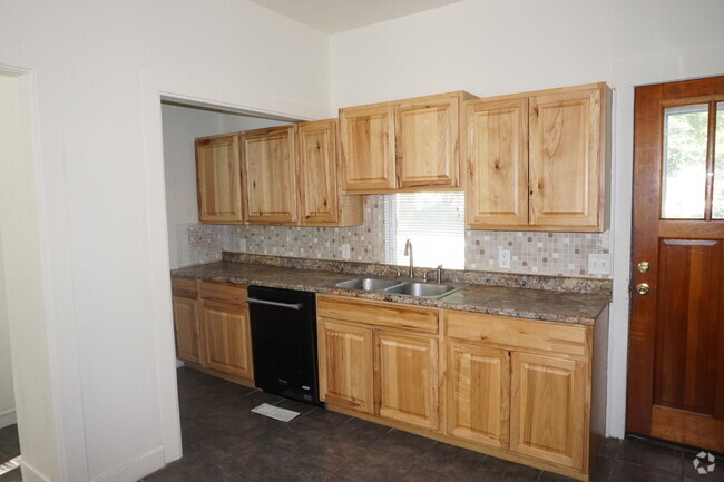 Building Photo - 5 bed / 2 bath + bonus room near universit... Rental