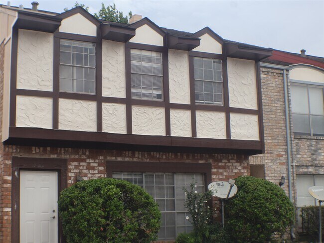 Building Photo - 7700 Creekbend Dr Unit 33