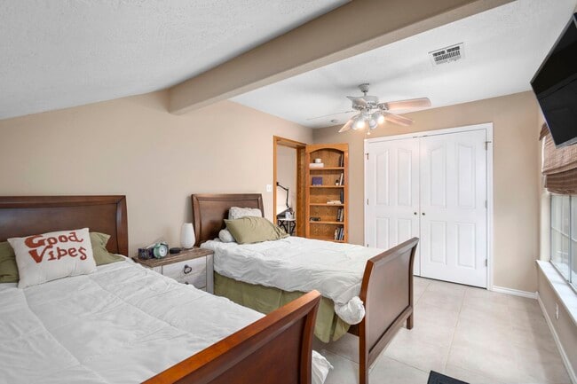 Building Photo - 2 Amber Fire Pl