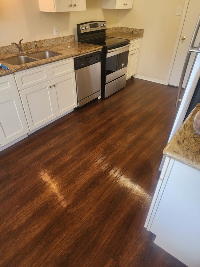 Building Photo - 1960 Camelot St Unit Francis