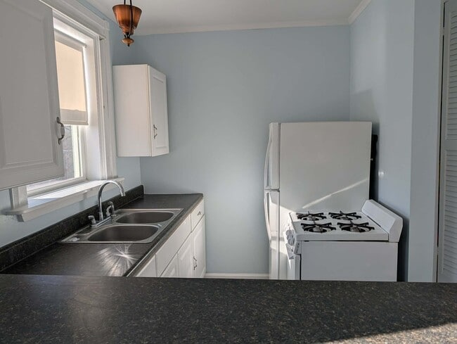 Building Photo - 331 W 5th St