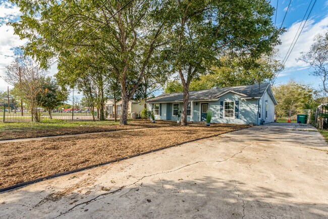Photo - 827 Ware Blvd