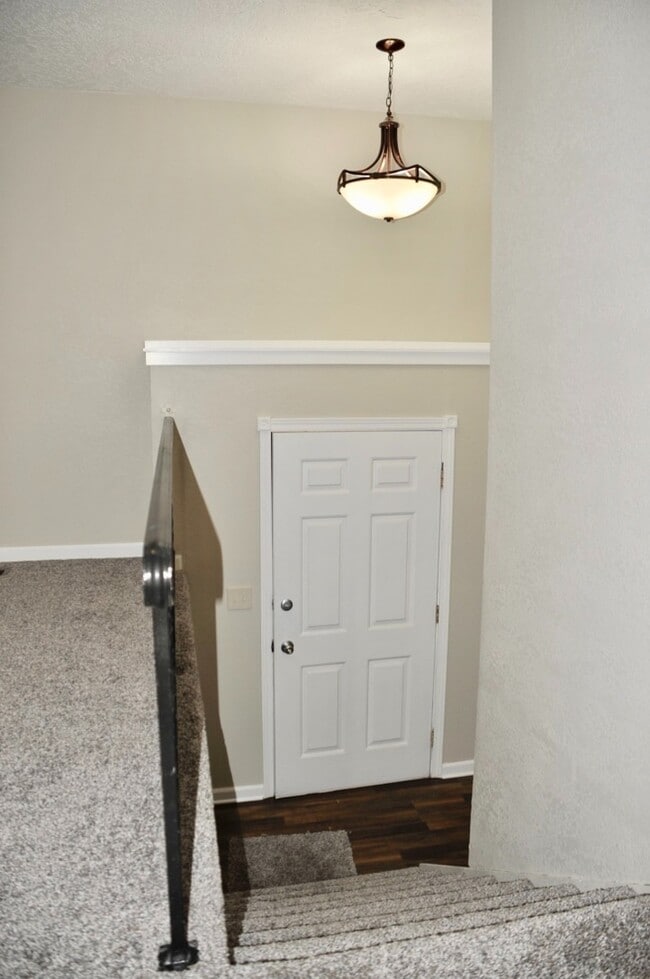 Photo - Sanders Beach: 5 bed 2 bath (split level) 4 car garage
