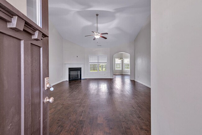 Photo - 402 Derrick Dr