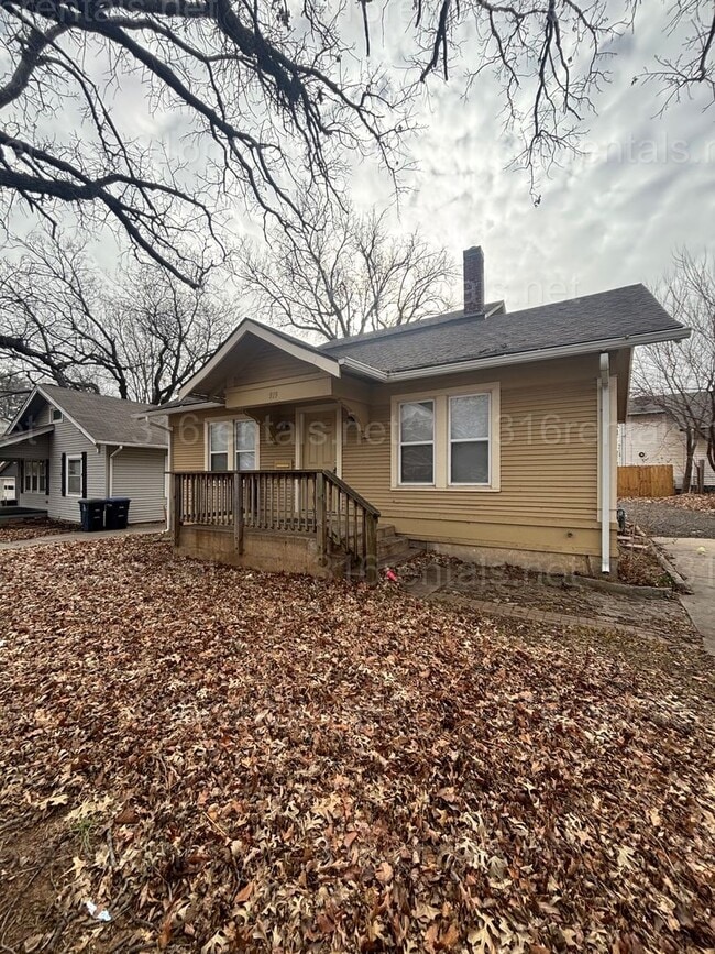 Building Photo - Two bed one bath available NOW!