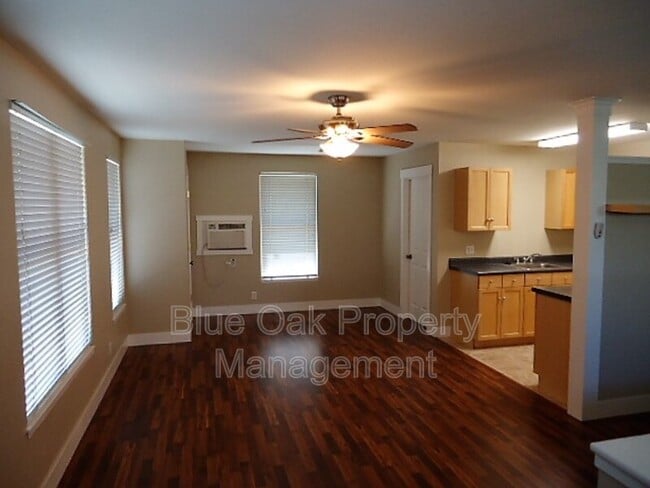 Photo - 2371 England St