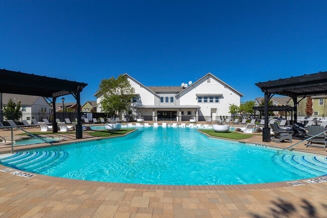 The-Collective-at-Columbia-Apartments-Near-The-University-of-Missouri-Pool-Clubhouse-Lounge-Seating - The Collective at Columbia