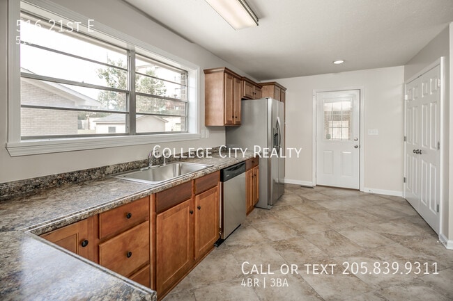 Photo - 516 21st St E