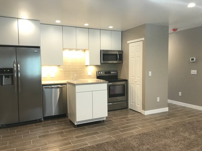 Building Photo - Top Floor Studio In The Wimbledon Condos! Ideal Location!