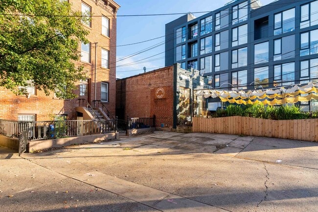 Building Photo - 14 Coles St Unit 2