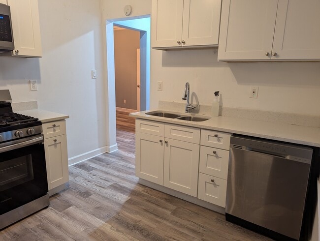 Photo - 1436 W Victoria St Unit 2