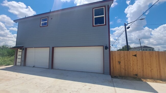 Building Photo - 9806 Fillmore St Unit C