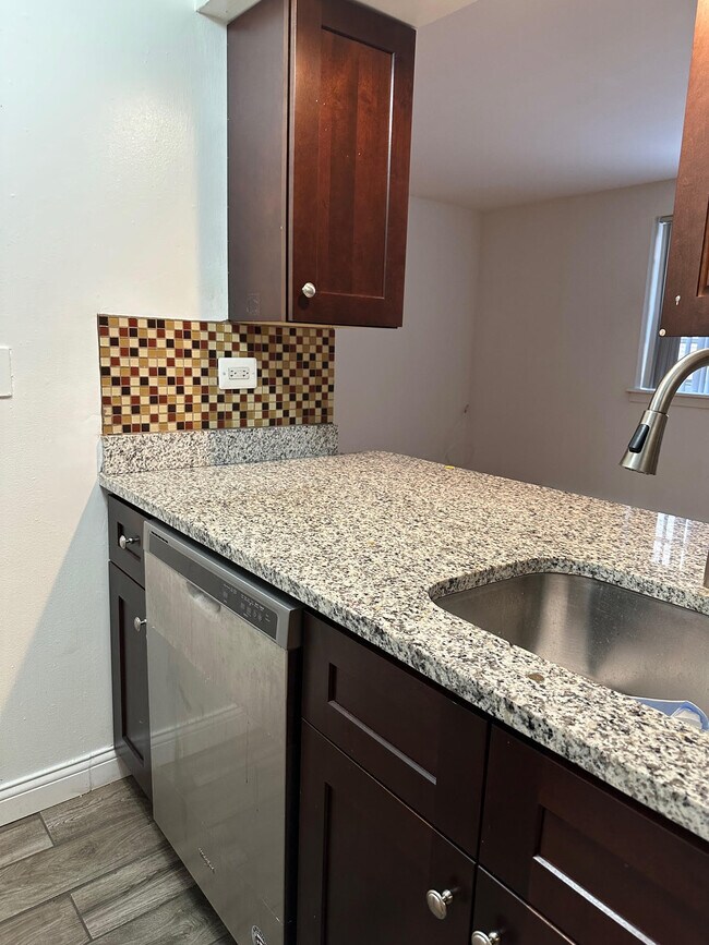 Building Photo - 3700 N Pine Grove Ave Unit STUDIO Rental