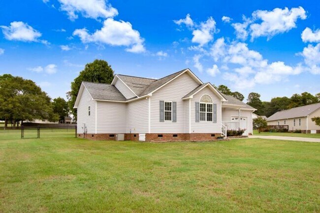 Photo - WONDERFUL 3 BR, 2 BA w/ attached garage *D...