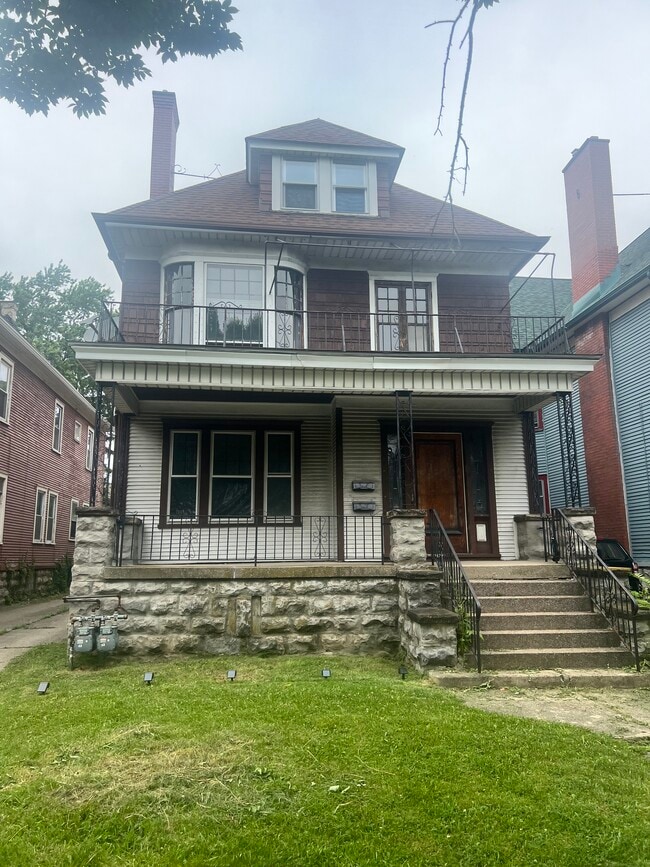 Building Photo - 426 W Delavan Ave Unit W Delavan UPPER
